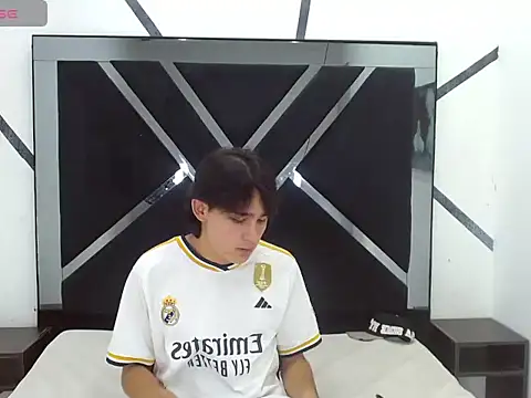 Snapshot of Tom_0001 chatting on 10/27/25, 08:02 Tom 0001 online show from 10/27/25, 08:02