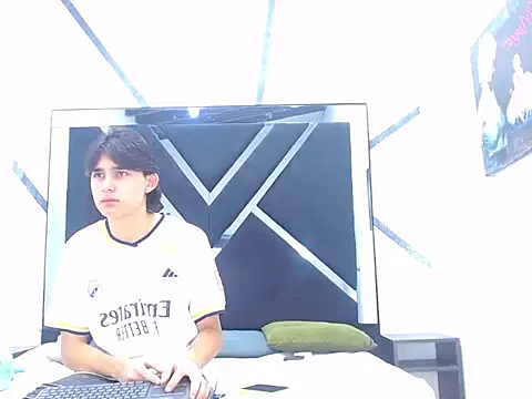 Snapshot of Tom_0001 chatting on 10/28/25, 08:00 Tom 0001 online show from 10/28/25, 08:00