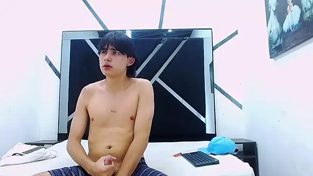 Snapshot of Tom_0001 chatting on 10/29/25, 09:38 Tom 0001 online show from 10/29/25, 09:38