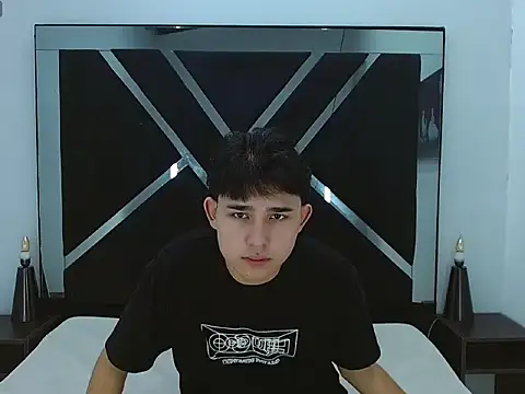 Snapshot of Tom_0001 chatting on 12/16/25, 12:54 Tom 0001 online show from 12/16/25, 12:54