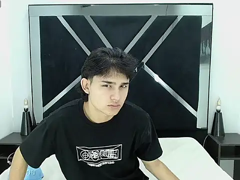 Snapshot of Tom_0001 chatting on 12/17/25, 12:33 Tom 0001 online show from 12/17/25, 12:33