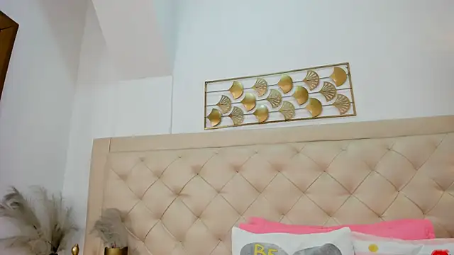 Snapshot of lucia_lorenz chatting on 02/08/26, 11:24 lucia lorenz online show from 02/08/26, 11:24