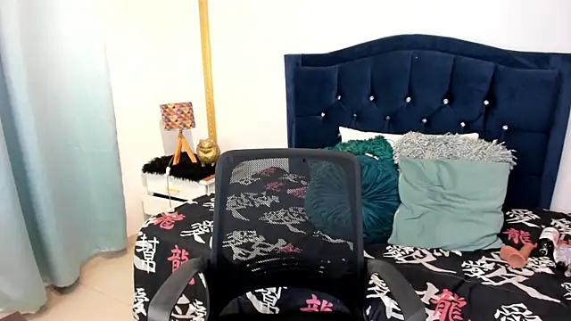 Inaya Khalifa online show from 04/17/26, 12:13