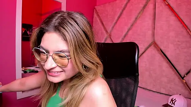 Snapshot of EmiliRouse_ chatting on 12/05/25, 01:14 EmiliRouse online show from 12/05/25, 01:14