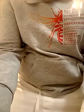 Snapshot of Belgianslut chatting on 12/18/25, 05:57 Belgianslut online show from 12/18/25, 05:57