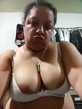 Snapshot of Alondrabb80 chatting on 11/05/25, 04:01 Alondrabb80 online show from 11/05/25, 04:01