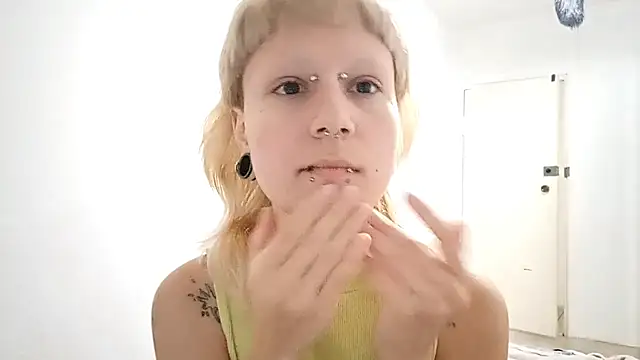 Snapshot of VetaBeghtol chatting on 10/21/25, 01:45 VetaBeghtol online show from 10/21/25, 01:45