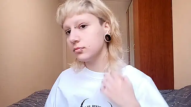 Snapshot of VetaBeghtol chatting on 10/31/25, 12:06 VetaBeghtol online show from 10/31/25, 12:06