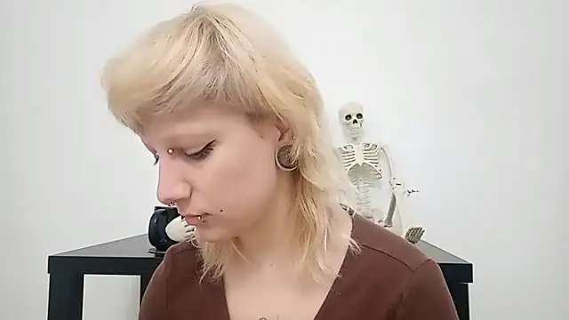 Snapshot of VetaBeghtol chatting on 11/24/25, 12:16 VetaBeghtol online show from 11/24/25, 12:16