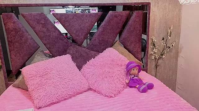 Snapshot of ChrisLuxury chatting on 11/23/25, 01:27 ChrisLuxury online show from 11/23/25, 01:27