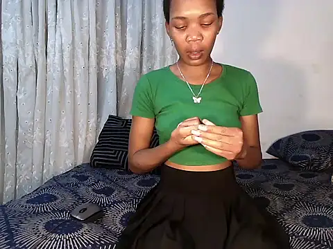 MinnieBee101 online show from 02/06/26, 09:40