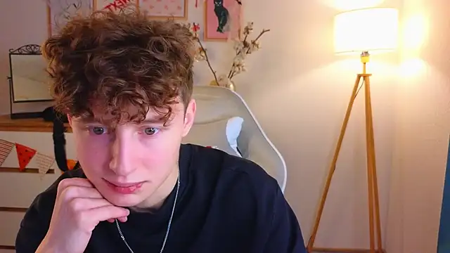 Snapshot of crisp1n chatting on 11/11/25, 03:01 crisp1n online show from 11/11/25, 03:01