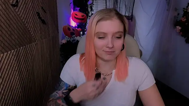 Snapshot of Kiki_shay chatting on 10/28/25, 09:06 Kiki shay online show from 10/28/25, 09:06