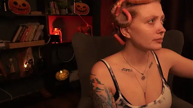 Snapshot of Kiki_shay chatting on 10/31/25, 01:12 Kiki shay online show from 10/31/25, 01:12