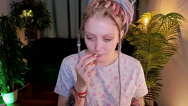 Snapshot of Kiki_shay chatting on 11/14/25, 01:32 Kiki shay online show from 11/14/25, 01:32