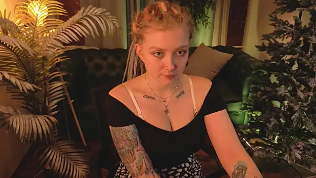 Snapshot of Kiki_shay chatting on 12/04/25, 01:53 Kiki shay online show from 12/04/25, 01:53