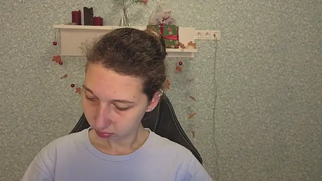 CuteEllii online show from 12/23/25, 05:16