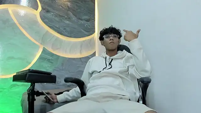 Sex Boy 33  online show from 10/26/25, 04:29