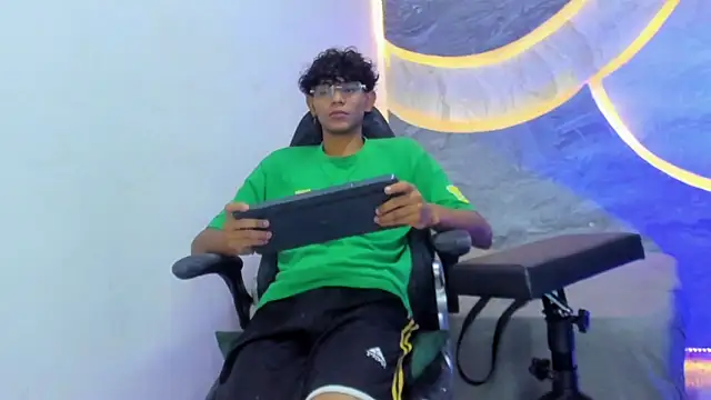 Sex Boy 33  online show from 10/28/25, 04:49