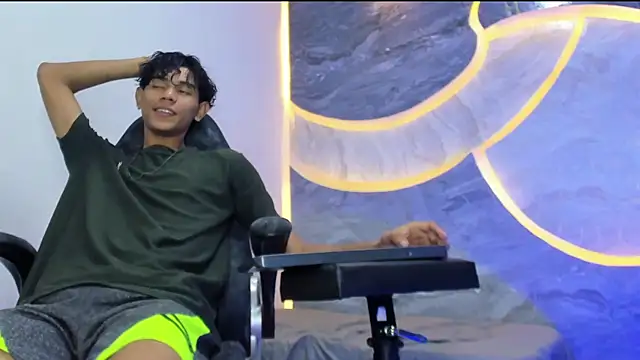 Sex Boy 33  online show from 11/18/25, 04:17