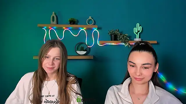 kira light   online show from 12/04/25, 10:13