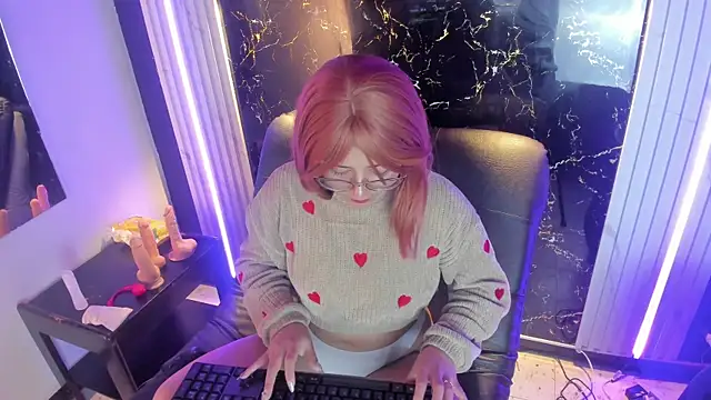 Snapshot of Juliexxxtasy chatting on 11/08/25, 11:32 Juliexxxtasy online show from 11/08/25, 11:32