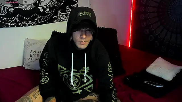 Snapshot of cleoo_jhonny chatting on 11/10/25, 02:10 cleoo jhonny online show from 11/10/25, 02:10