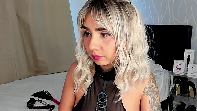 Snapshot of Emilyvalk_ chatting on 12/14/25, 08:46 Emilyvalk online show from 12/14/25, 08:46