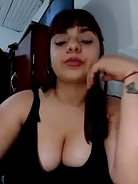 Snapshot of Tizi_04 chatting on 11/07/25, 10:54 Tizi 04 online show from 11/07/25, 10:54