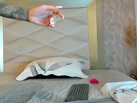 Snapshot of HaryBlair chatting on 12/22/25, 02:03 HaryBlair online show from 12/22/25, 02:03