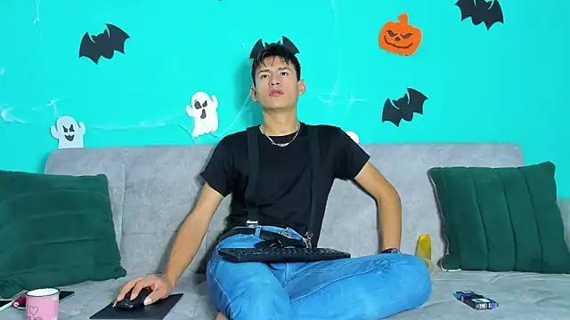 Nicolas Torres  online show from 10/29/25, 07:32