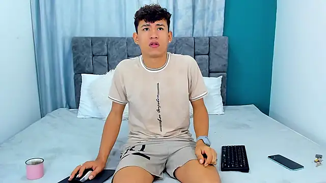 Nicolas Torres  online show from 11/30/25, 06:28