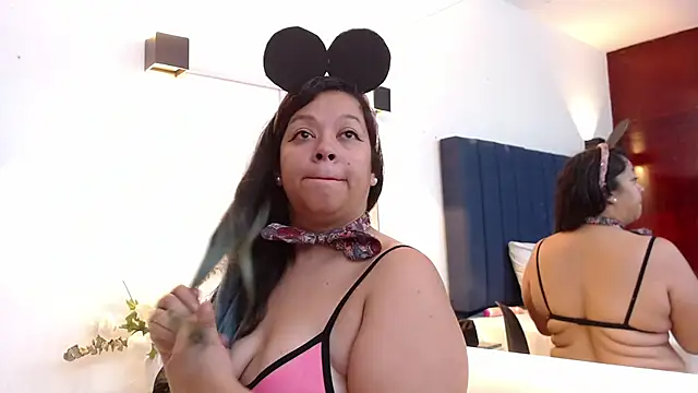 Snapshot of Angyrios chatting on 10/31/25, 01:23 Angyrios online show from 10/31/25, 01:23