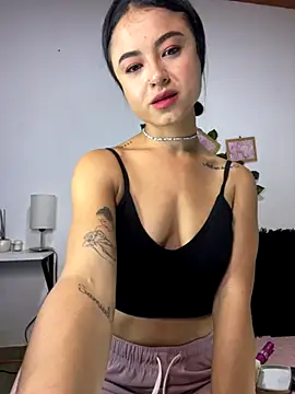 Snapshot of Evelinmiller97 chatting on 11/07/25, 02:00 Evelinmiller97 online show from 11/07/25, 02:00