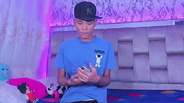 Snapshot of boyswantingplay chatting on 11/13/25, 04:44 boyswantingplay online show from 11/13/25, 04:44