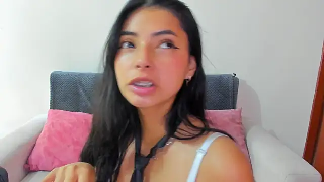 Snapshot of miadaviesx chatting on 11/13/25, 12:15 miadaviesx online show from 11/13/25, 12:15