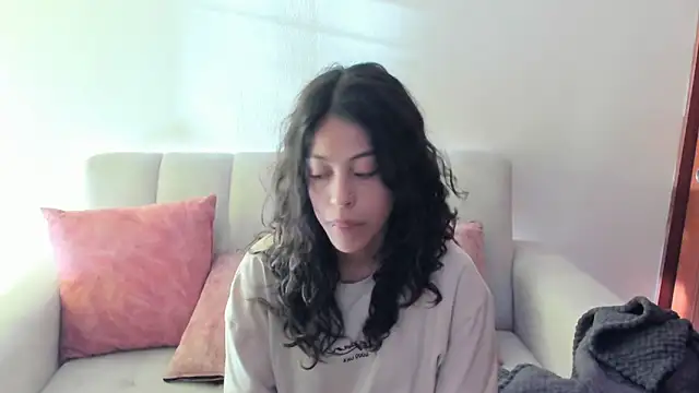 Snapshot of emily_jonessxx chatting on 11/01/25, 09:50 emily jonessxx online show from 11/01/25, 09:50