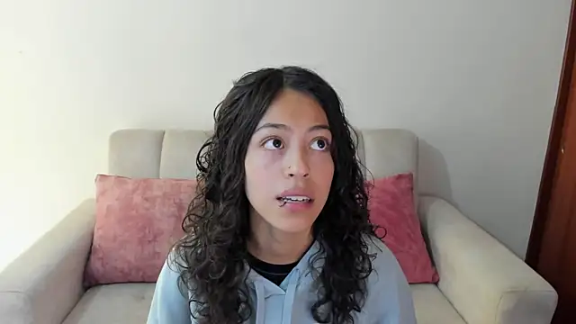 Snapshot of emily_jonessxx chatting on 11/05/25, 04:51 emily jonessxx online show from 11/05/25, 04:51