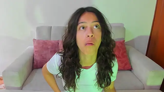 Snapshot of emily_jonessxx chatting on 11/09/25, 07:23 emily jonessxx online show from 11/09/25, 07:23