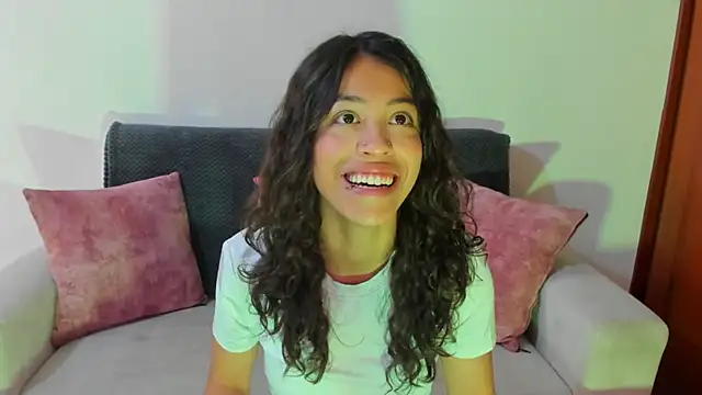 Snapshot of emily_jonessxx chatting on 11/14/25, 06:50 emily jonessxx online show from 11/14/25, 06:50