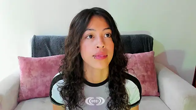 Snapshot of emily_jonessxx chatting on 11/15/25, 06:15 emily jonessxx online show from 11/15/25, 06:15