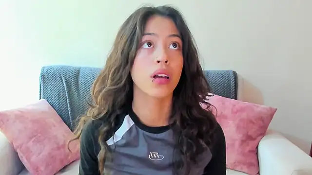 Snapshot of emily_jonessxx chatting on 11/21/25, 05:55 emily jonessxx online show from 11/21/25, 05:55