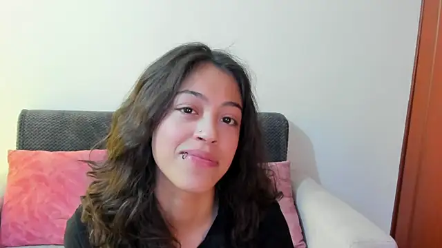 Snapshot of emily_jonessxx chatting on 11/24/25, 07:13 emily jonessxx online show from 11/24/25, 07:13