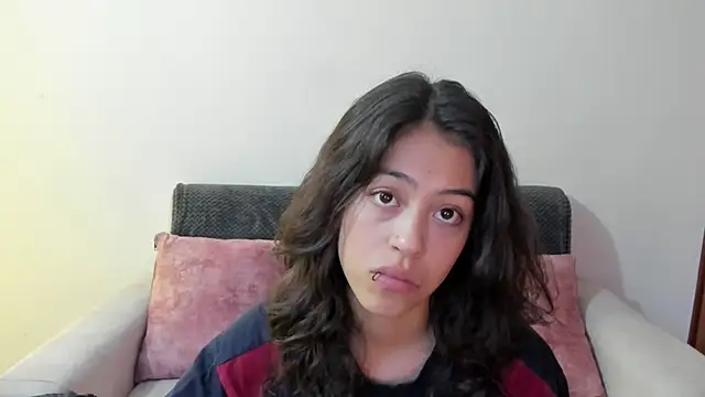 Snapshot of emily_jonessxx chatting on 11/28/25, 07:38 emily jonessxx online show from 11/28/25, 07:38