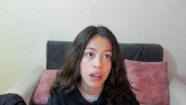 Snapshot of emily_jonessxx chatting on 12/02/25, 11:37 emily jonessxx online show from 12/02/25, 11:37