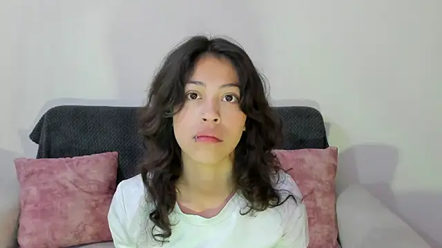 Snapshot of emily_jonessxx chatting on 12/15/25, 01:48 emily jonessxx online show from 12/15/25, 01:48