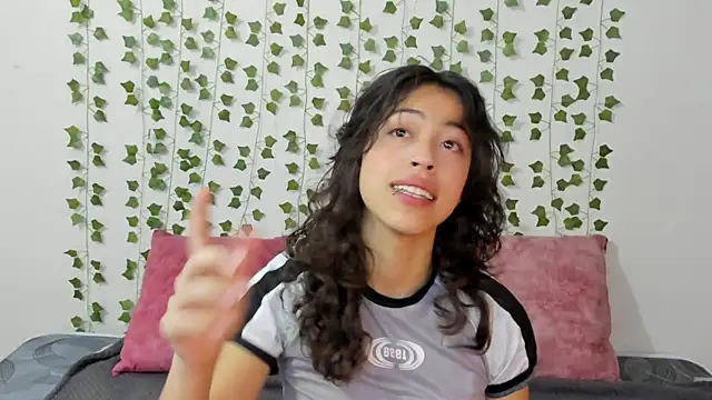 Snapshot of emily_jonessxx chatting on 12/22/25, 12:02 emily jonessxx online show from 12/22/25, 12:02