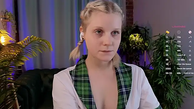 Snapshot of ShineJoan chatting on 11/11/25, 11:05 ShineJoan online show from 11/11/25, 11:05