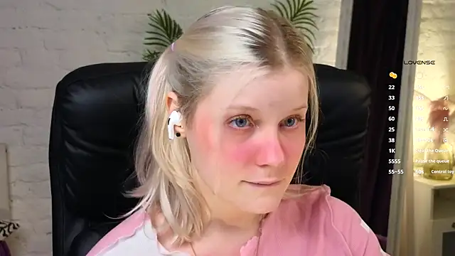 Snapshot of ShineJoan chatting on 11/16/25, 10:04 ShineJoan online show from 11/16/25, 10:04