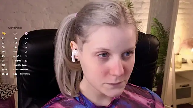 Snapshot of ShineJoan chatting on 11/20/25, 10:09 ShineJoan online show from 11/20/25, 10:09